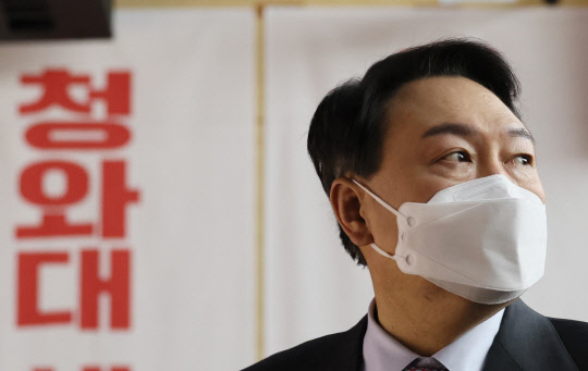 지난 1월22일 윤석열 국민의힘 대선후보가 세종 비오케이아트센터에서 열린 세종 선대위 필승결의대회에서 당원들에게 인사하기 위해 자리에서 일어서고 있다.[연합뉴스]